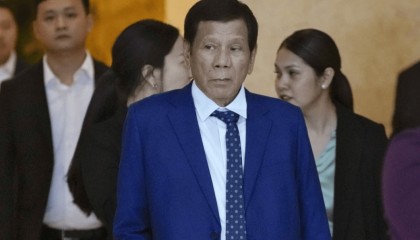 杜特尔特被捕引民愤，南部菲军突然倒戈，小马科斯没想到，亲姐也要“大义灭亲”！