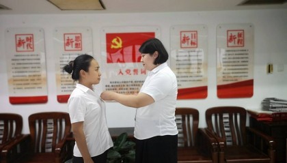 工行唐山分行公司金融业务部举行预备党员入党宣誓仪式