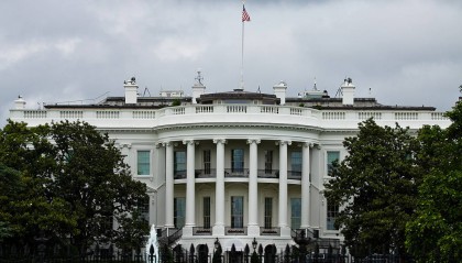 美国宣布：税率50%！纳指跌超300点，英伟达市值一夜蒸发超万亿元！事关降息，美国财长发声，市场关注鲍威尔演讲