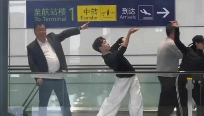 “大叔不理解但照做”走红 本人回应：被氛围感染后就加入了