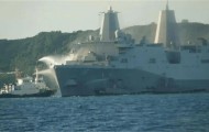 军舰燃烧15小时！美疯狂向日本求救，背后藏着个最不愿说的痛点