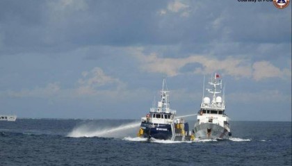 菲船顶着水炮撞击我海警船，马科斯救灾无能，又打南海牌转移视线