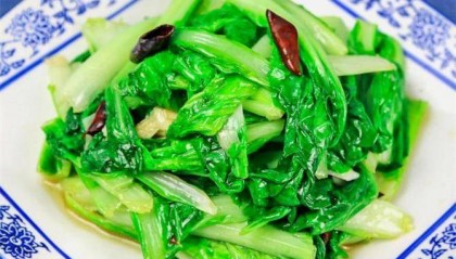 小白菜怎样炒才好吃？大厨教你一招，口感脆嫩又下饭