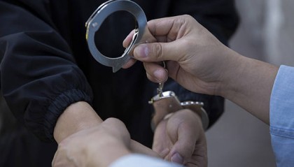 家长质疑校服质量被拘7天，网络维权的边界在哪