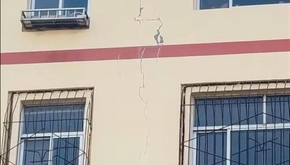 山东德州一居民楼裂纹从顶层贯穿到一楼，住建局：已请鉴定机构来鉴定