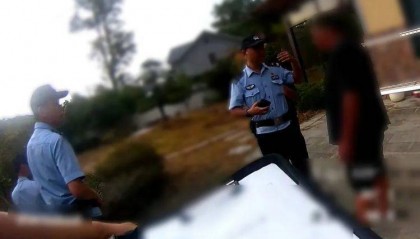 “警察同志，我冤枉啊……”，“嫌疑人”自己拨通了报警电话