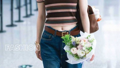 50岁佘诗曼机场街拍秀蛮腰身材绝了!王心凌同样穿法重返18岁