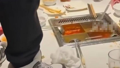 海底捞小便事件判决生效：两名17岁男孩家长赔偿220万元，此前海底捞索赔2300万元