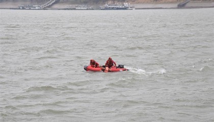 “江城平安号”船艇上，吴天祥、刘威威等被聘为“长江义警”