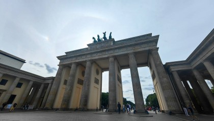 德国官员警告：美国“越顶”，欧洲处于“午夜前五分钟”！啥情况？