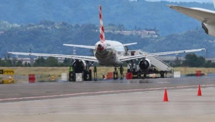 意大利一机场发生骇人事故，35岁男子闯入机场跑道，被滑行飞机吸入引擎身亡，全部航班取消