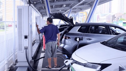 每5辆电动汽车就有2个充电桩，我国建成全球最大电动汽车充电网络