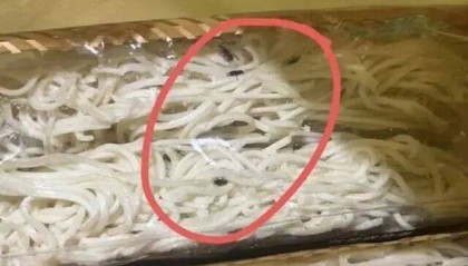 恶心！知名连锁超市未拆封鸡蛋面现大量黑色活虫！涉事门店回应