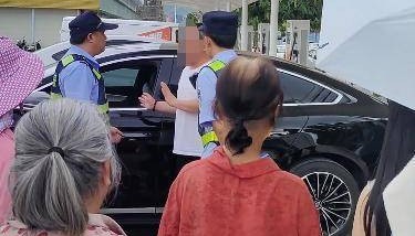 广西南宁一幼童被陌生男子抱进车内 属地派出所回应：系误会