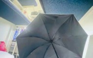 女生躺火车卧铺打伞遮隐私，“过道坐着两名陌生男乘客”，12306回应