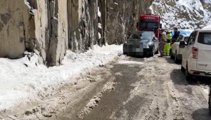 特斯拉停路上致318国道拥堵？当地警方：降雪致车辆打滑，车主去买防滑链了