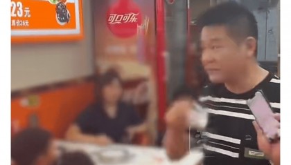 3女子带4个孩子点一碗面多次续面被拒，差评报警后老板拒和解