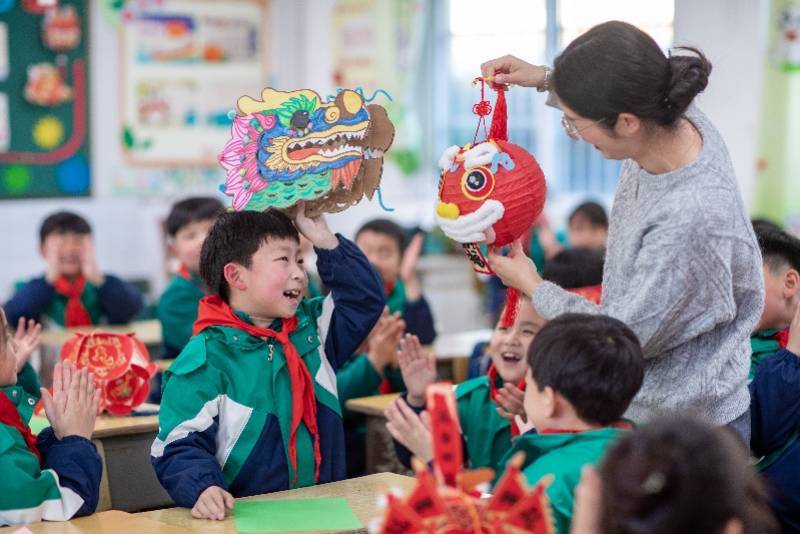 学龄生源将先达峰后减少， 国常会明确：适应人口变化办学