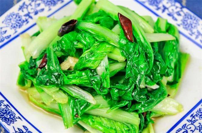 小白菜怎样炒才好吃？大厨教你一招，口感脆嫩又下饭
