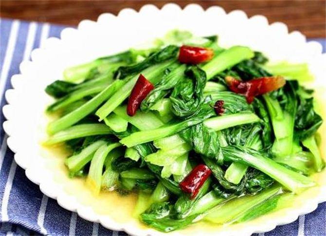 小白菜怎样炒才好吃？大厨教你一招，口感脆嫩又下饭