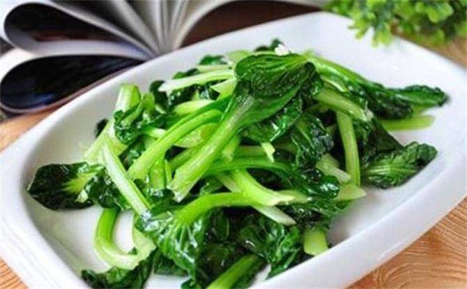 小白菜怎样炒才好吃？大厨教你一招，口感脆嫩又下饭