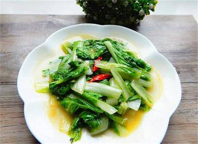 小白菜怎样炒才好吃？大厨教你一招，口感脆嫩又下饭