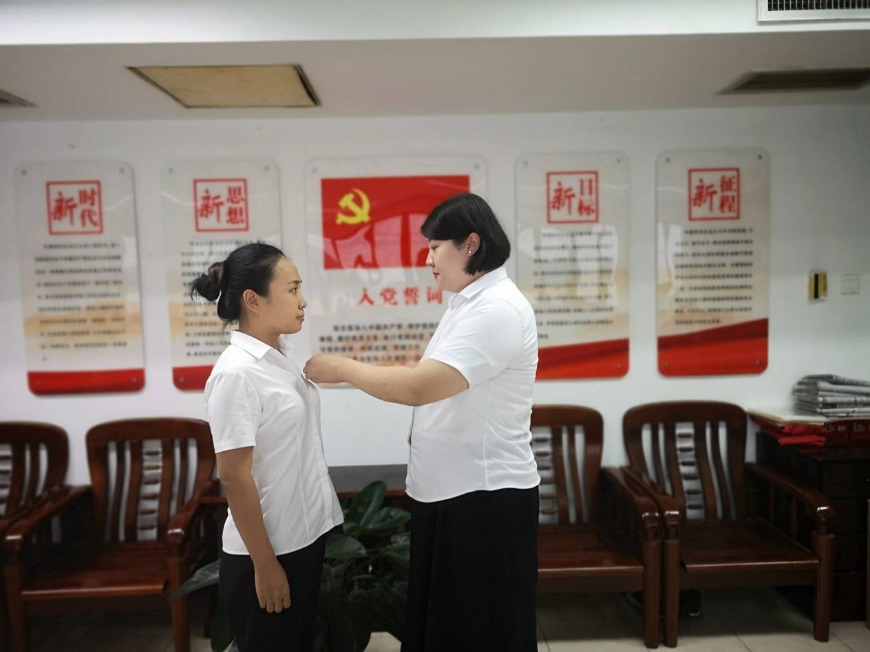 工行唐山分行公司金融业务部举行预备党员入党宣誓仪式