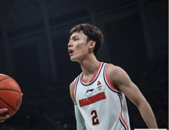 徐杰13+14胡明轩3+2 萨姆纳空砍35+8+7广东险胜四川