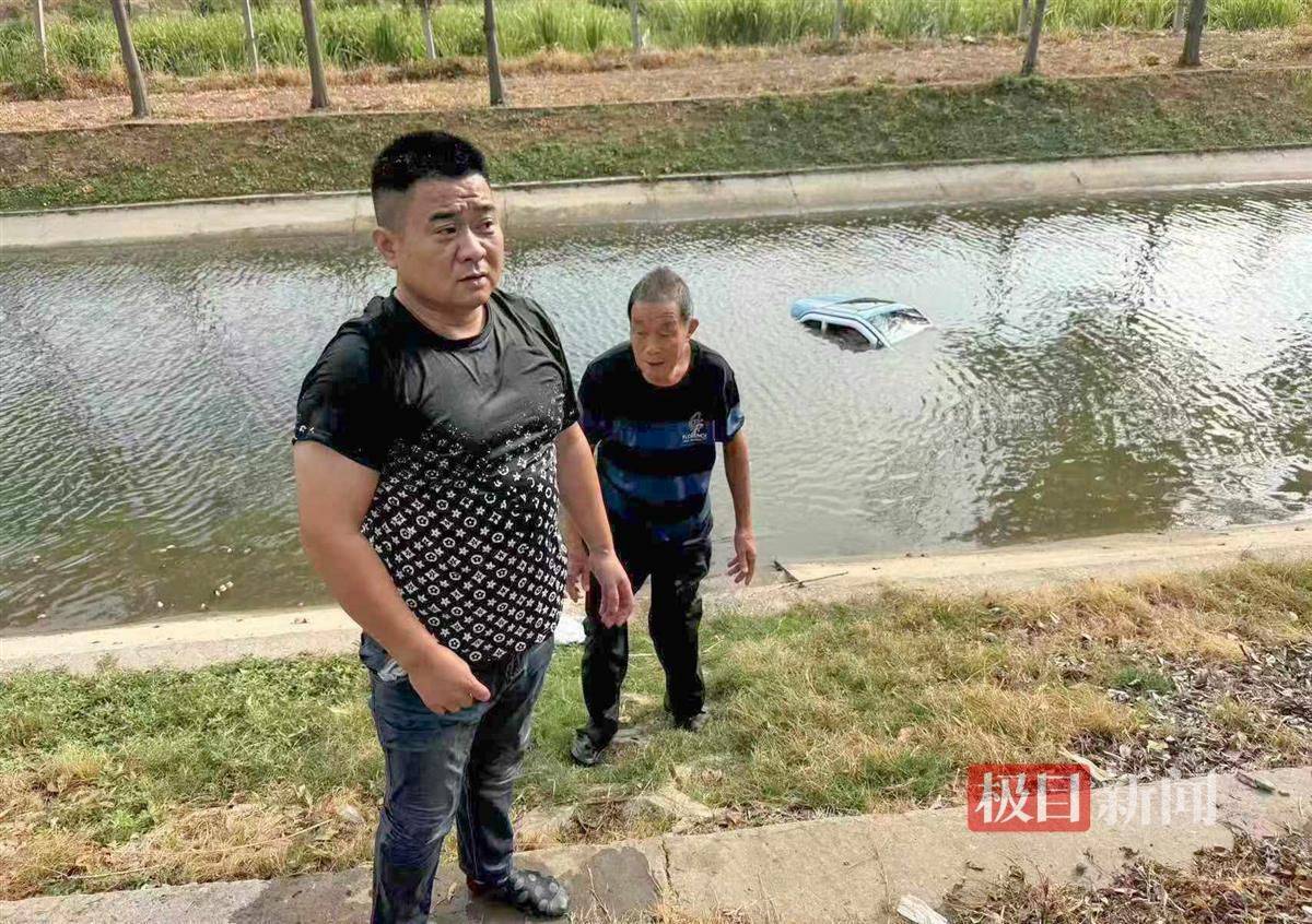 湖北江陵一女子驾车不慎冲进河中，危急时刻两男子接力救下被困母子