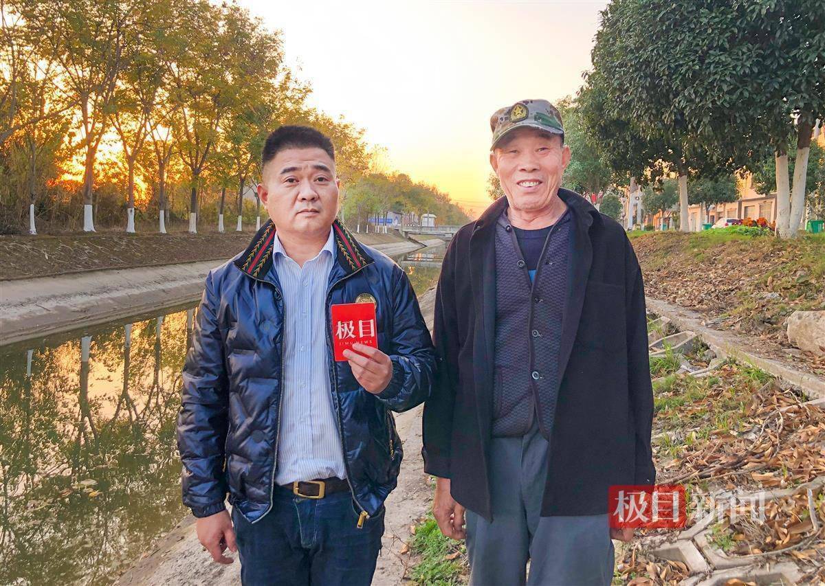 湖北江陵一女子驾车不慎冲进河中，危急时刻两男子接力救下被困母子