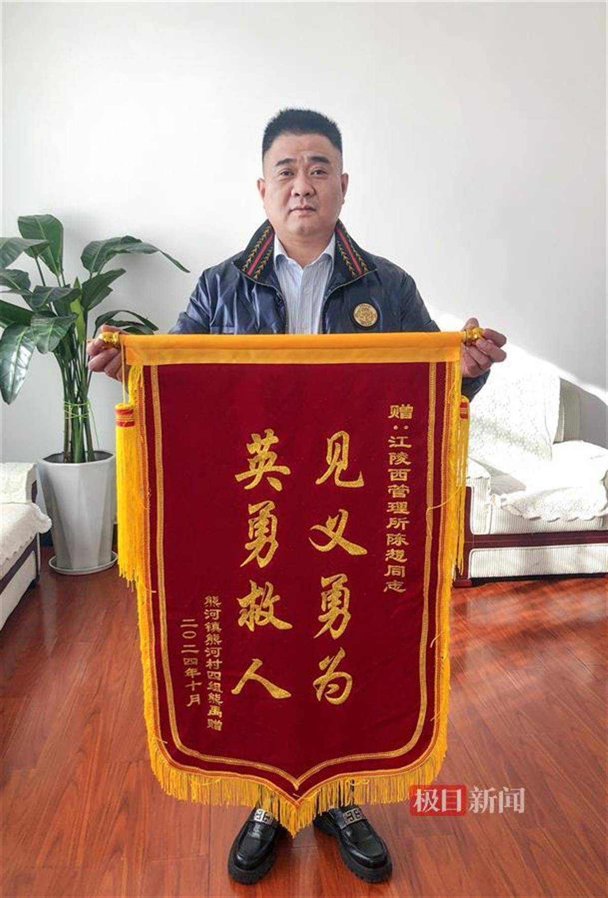 湖北江陵一女子驾车不慎冲进河中，危急时刻两男子接力救下被困母子