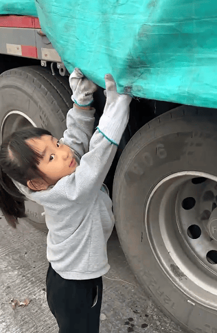 宁夏女子带3岁女儿跟老公跑货车：他胃不好能照顾饮食，不放心一个人跑