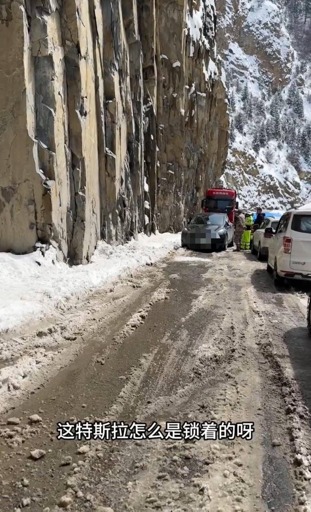 特斯拉停路上致318国道拥堵？当地警方：降雪致车辆打滑，车主去买防滑链了