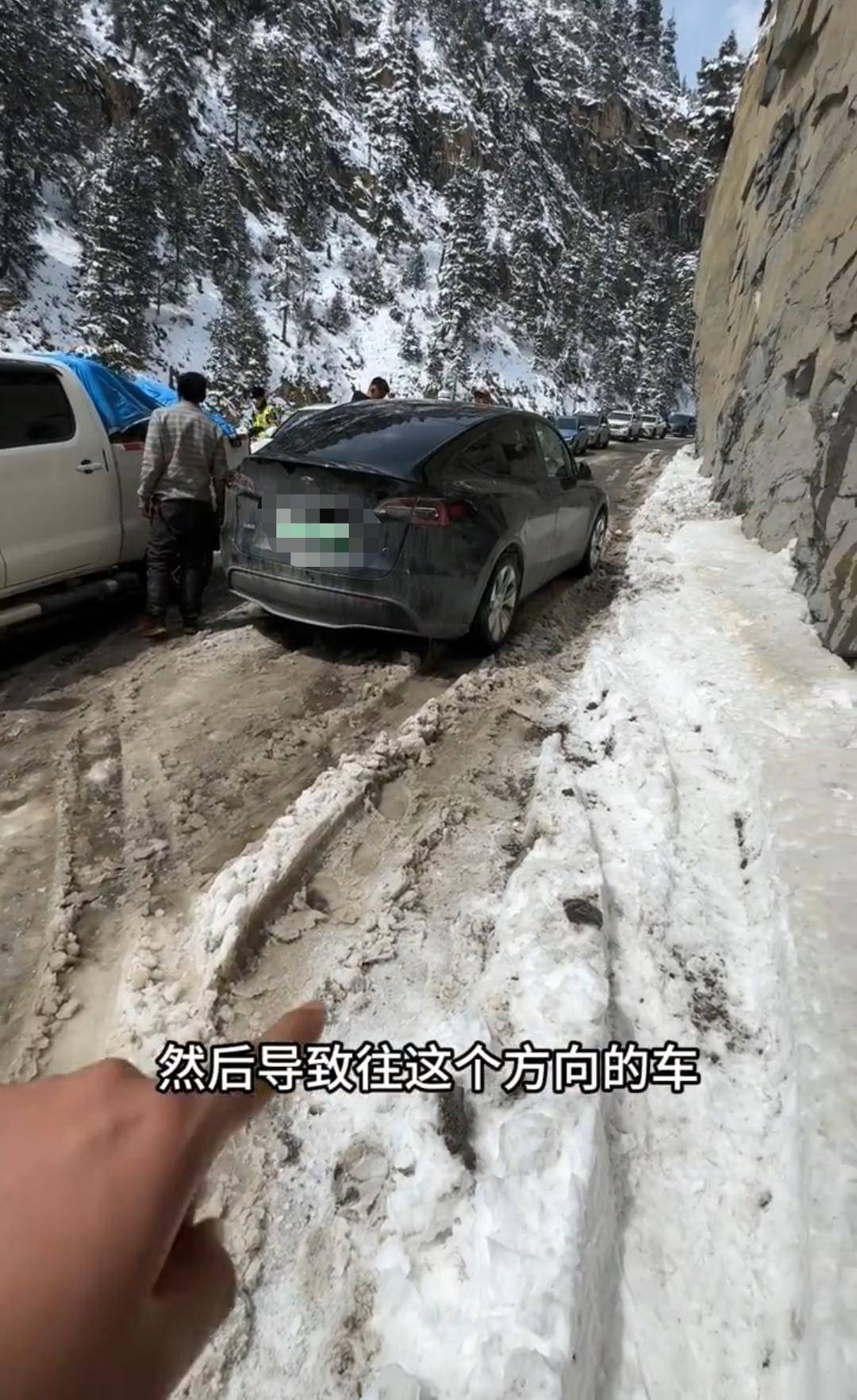 特斯拉停路上致318国道拥堵？当地警方：降雪致车辆打滑，车主去买防滑链了