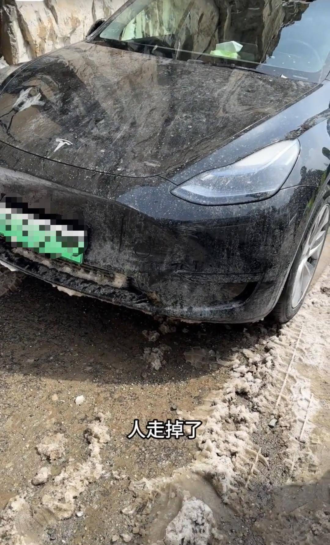 特斯拉停路上致318国道拥堵？当地警方：降雪致车辆打滑，车主去买防滑链了