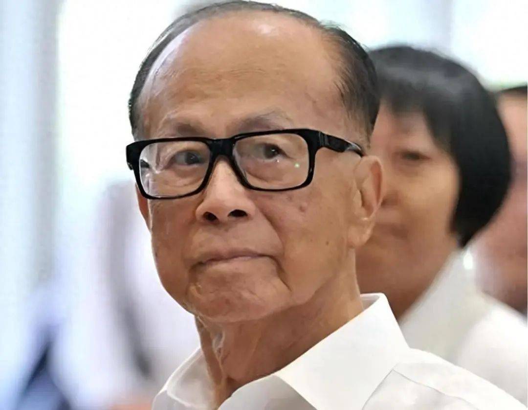 最后几天签字，李嘉诚次子急赴北京，官方发布新规，给李指明路