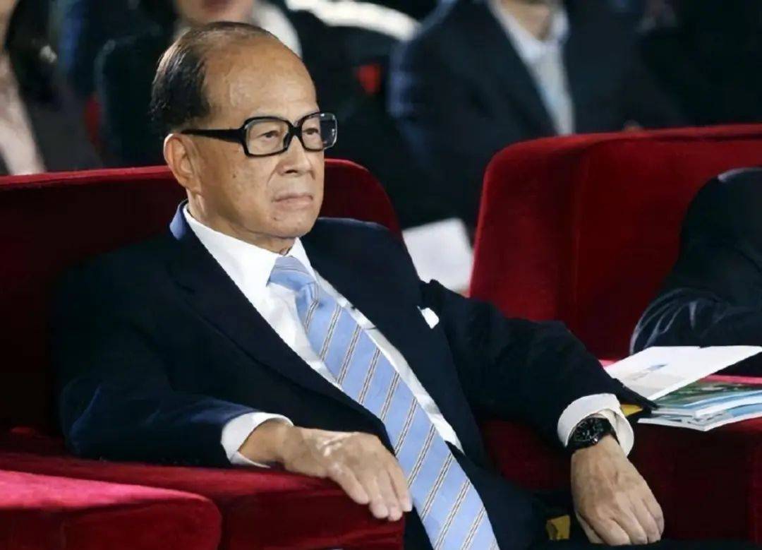 最后几天签字，李嘉诚次子急赴北京，官方发布新规，给李指明路