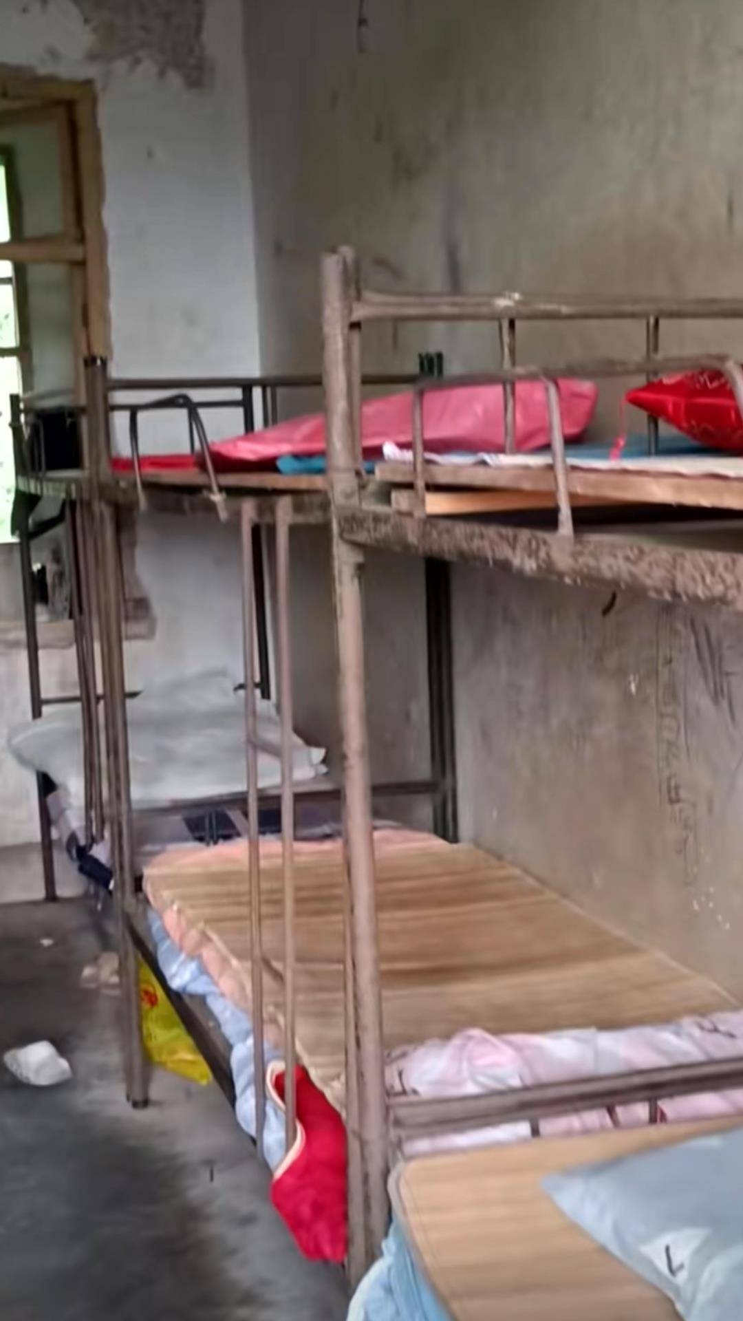 江西一中学宿舍铁床生锈木门破烂？教体局：正在调查