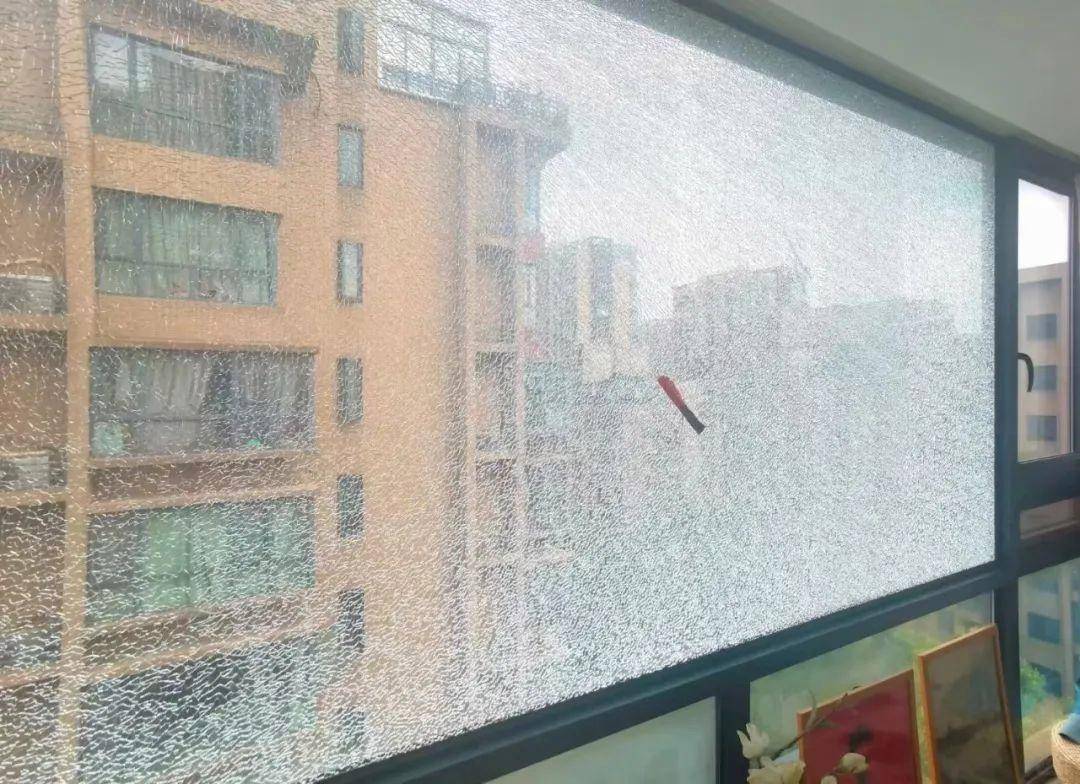 杭州业主家住11楼，突然听到一声巨响！近两月这类维修暴增，“平均一天一块，有点惊人”