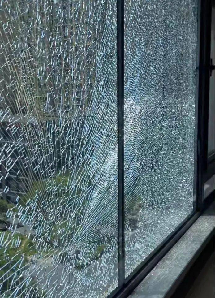 杭州业主家住11楼，突然听到一声巨响！近两月这类维修暴增，“平均一天一块，有点惊人”