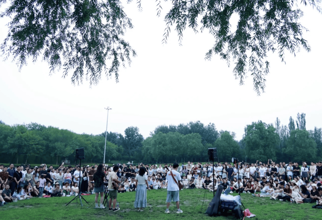 北京最chill的年轻人都在公园“野唱”