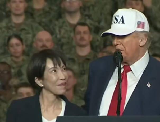 特朗普在航空母舰上演讲时当众搂住高市早苗,称美日“不打不相识”,高市面露笑容