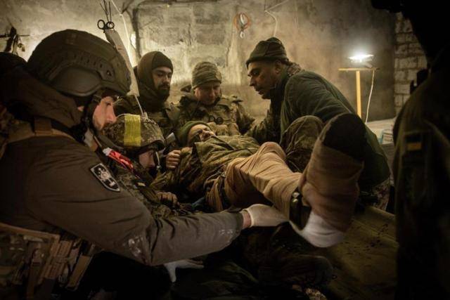 乌军空降兵支援被全歼，红军城5000乌军投降，乌克兰人彻底怒了！