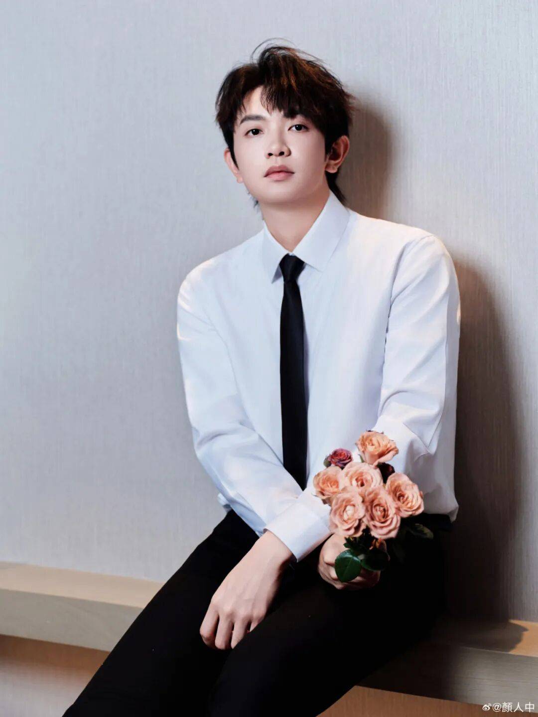 知名男歌手，杭州演唱会延迟50分钟，反手 “买一送一”：明年免费加场