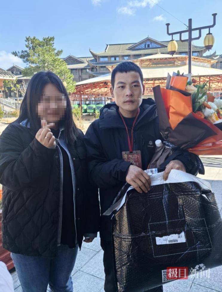 29岁女粉丝专程上山送礼物，声称想做张家界荒野求生选手“刀疤哥”的老婆